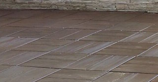 Бетонная брусчатка двора в Ярцеве в октябре