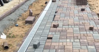Профессиональная укладка плитки на улице в Ярцеве в октябре