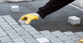 Монтаж тротуарной плитки на даче в Ярцеве в октябре