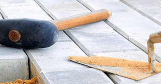 Профессиональная укладка тротуарной брусчатки в Ярцеве в октябре